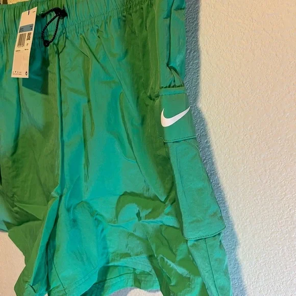 Nike Women's Green Cargo Shorts size medium - Picture 3 of 4